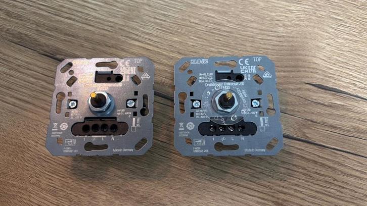 2 stuks Jung Universeel LED draaidimmer, Doe-het-zelf en Verbouw, Elektra en Kabels, Zo goed als nieuw, Overige typen, Ophalen of Verzenden