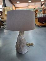 Natuurlijke tafellamp, houten blok met stoffen kap, Huis en Inrichting, Lampen | Tafellampen, Ophalen, Gebruikt, 50 tot 75 cm