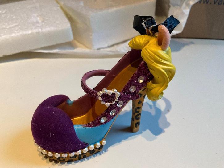 Disney ornament - schoentje van miss piggy, Verzamelen, Disney, Zo goed als nieuw, Beeldje of Figuurtje, Overige figuren, Ophalen