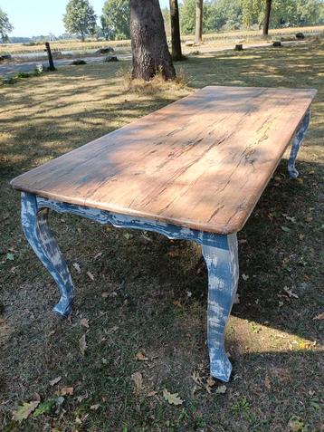 Landelijke brocante boeren eettafel. beschikbaar voor biedingen