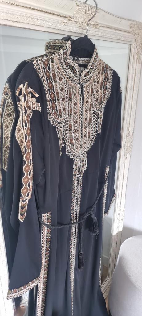 Dubai Abaya - Nieuw met Strass - Maat M, Kleding | Dames, Jurken, Nieuw, Maat 38/40 (M), Zwart, Onder de knie, Ophalen of Verzenden
