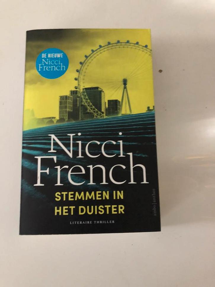 Nicci French - Stemmen in het duister, Boeken, Thrillers, Zo goed als nieuw, Nederland, Ophalen