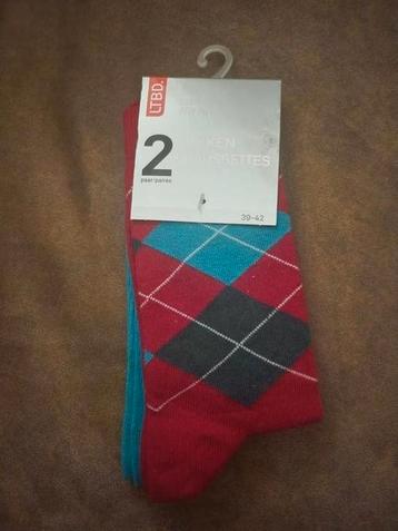 2 paar sokken van LTBD. Turquoise en rood geruite.
