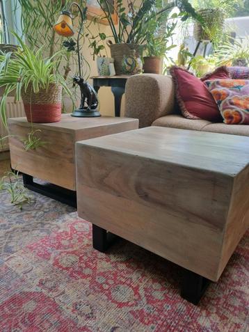 Houten kubus als salontafel of bijzettafel beschikbaar voor biedingen