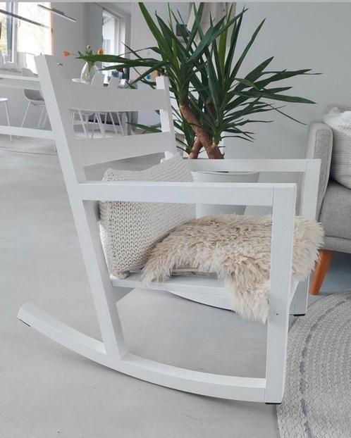 Hippe strakke mat witte schommelstoel Scandinavische stijl, Huis en Inrichting, Fauteuils, Zo goed als nieuw, Hout, Minder dan 75 cm