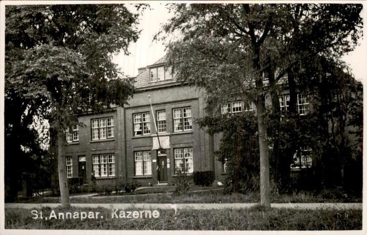 St. Annaparochie ? - Kazerne - Fotokaart, Verzamelen, Ansichtkaarten | Nederland, Ongelopen, Friesland, 1920 tot 1940, Ophalen of Verzenden
