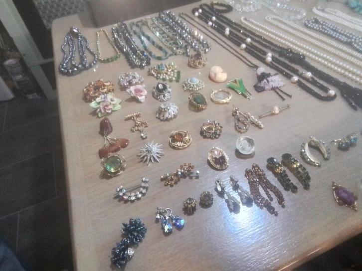 Zeer grote lot van oud en vintage sierraden, Sieraden, Tassen en Uiterlijk, Antieke sieraden, Ketting, Overige materialen, Ophalen of Verzenden