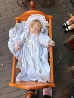 Houten poppenwieg met porseleinen pop, Ophalen, Zo goed als nieuw, Pop