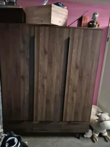 Kleding kast beschikbaar voor biedingen
