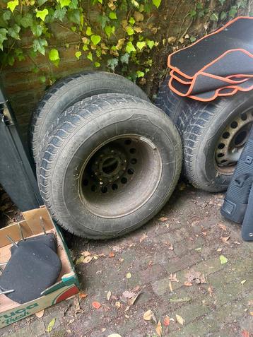 Kia winterbanden en compleet interieur beschikbaar voor biedingen