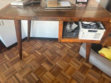 Bureau van massieg hout en stalen poten beschikbaar voor biedingen