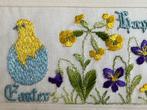 kuiken uit ei geborduurd Paaskaart viooltjes gele bloemen, Verzamelen, Ansichtkaarten | Themakaarten, Verzenden, Voor 1920, Ongelopen