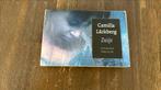 Camilla Läckberg - zusje dwarsligger 212, Ophalen of Verzenden, Gelezen, Camilla Läckberg