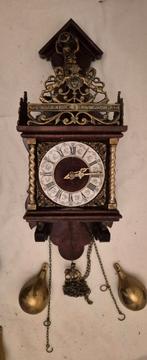 Kleinere antieke Zaanse wandklok met koperen gewichten, Antiek en Kunst, Ophalen