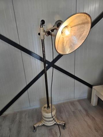 Vintage industriële vloerlamp – ZID Brno (Tsjecho-Slowakije beschikbaar voor biedingen