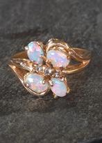 Gouden ring met opaal, Ophalen of Verzenden, Zo goed als nieuw, 17 tot 18, Met edelsteen