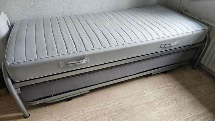 Bed en onderschuifbed 90x200, Huis en Inrichting, Slaapkamer | Bedden, Zo goed als nieuw, Tweepersoons, 90 cm, 200 cm, Metaal
