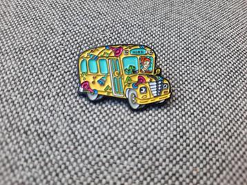 1 pin van de schoolbus uit de magische schoolbus tekenfilm beschikbaar voor biedingen