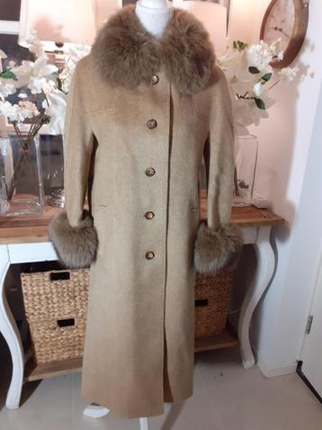 Chique, Beige-Camel lama/alpaca-wol mantel CALW, 38/M, ZGAN. beschikbaar voor biedingen