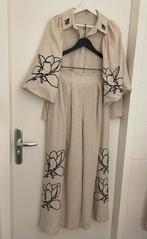 Beige linnen set met borduursel - S/M, Kleding | Dames, Kostuum of Pak, Beige, Ophalen of Verzenden, Zo goed als nieuw