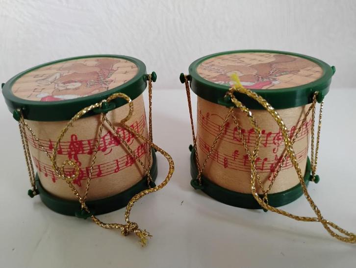2 Kersthangers muziek met muzieknoten erop,trommel, Diversen, Kerst, Zo goed als nieuw, Ophalen of Verzenden