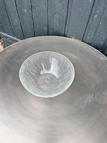 Glazen schaal beschikbaar voor biedingen