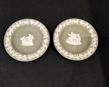 Set Twee Wedgwood Jasperware schaaltjes rond lichtgroen wit beschikbaar voor biedingen