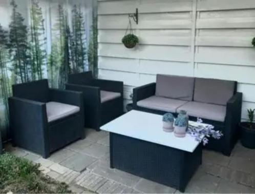 Leuk bankje en 2 stoelen te koop!, Huis en Inrichting, Banken | Sofa's en Chaises Longues, Zo goed als nieuw, Tweepersoons, Minder dan 150 cm