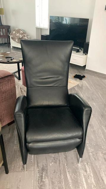 Zwart leren Relax fauteuil met beensteun. beschikbaar voor biedingen