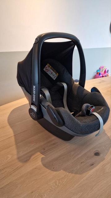 Maxi cosi Pebble met voetenzak en schaduwdoek beschikbaar voor biedingen