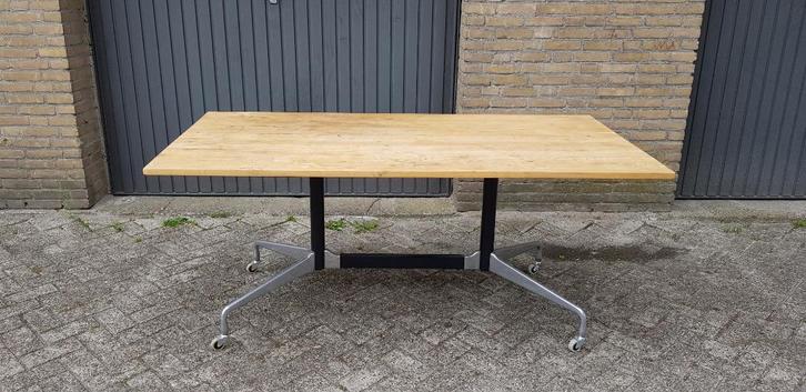 Vitra Segmented Table +++ 8 zitplaatsen, Huis en Inrichting, Tafels | Eettafels, Gebruikt, 50 tot 100 cm, 150 tot 200 cm, Vijf personen of meer