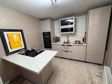 Keuken compleet met Bosch apparatuur, nieuw beschikbaar voor biedingen