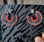 Zilverkleurige oorbellen met rode accenten, Sieraden, Tassen en Uiterlijk, Oorbellen, Overige materialen, Ophalen of Verzenden