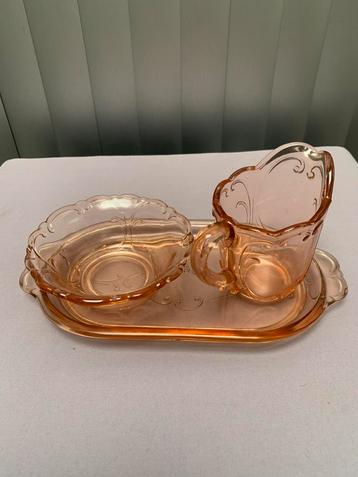 Vintage roomstelletje van geperst glas. beschikbaar voor biedingen