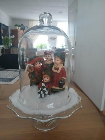 Glazen Stolp met Winterse Kinderfiguren beschikbaar voor biedingen