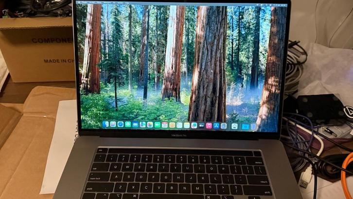 MacBook pro 16" model 2019 touch bar voor onderdelen defect, Computers en Software, Apple Macbooks, Niet werkend, MacBook Pro