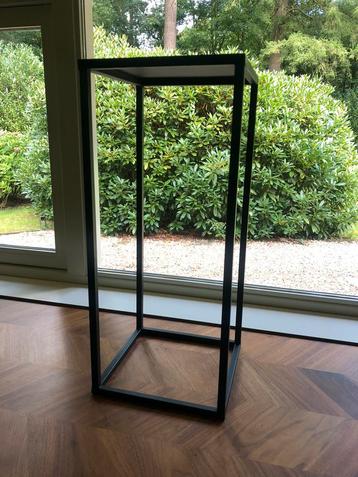 Planten standaard zwart metaal licht gewicht beschikbaar voor biedingen