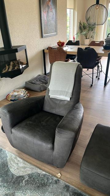 Lagere prijsHeerlijk zittende longchair G vd Berg met hocker beschikbaar voor biedingen