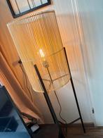 Nieuwe rieten vloerlamp incl lichtbron, Huis en Inrichting, Lampen | Vloerlampen, Ophalen, 100 tot 150 cm, Nieuw, Metaal