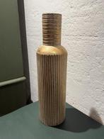 Grote goudkleurige vaas 53 cm. hoog, bottlevaas metaal VdlM, Ophalen, Nieuw, Overige materialen, 50 tot 75 cm