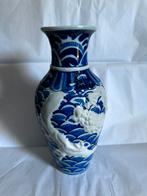 Chinese vaas, met celadon glazuur en draak reliëf, Antiek en Kunst, Ophalen of Verzenden