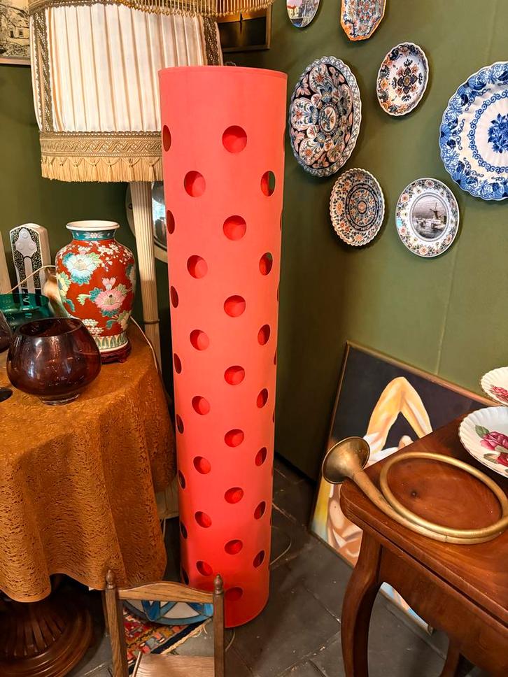 Opvallende roze design vloerlamp met gaten, Huis en Inrichting, Lampen | Vloerlampen, Zo goed als nieuw, 150 tot 200 cm, Kunststof