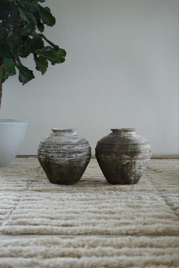 Oude Mediterraanse waterkruiken beschikbaar voor biedingen