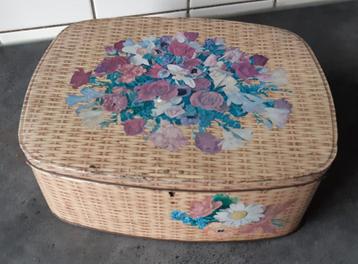 blik Lutti, bloemen op rieten ondergrond beschikbaar voor biedingen