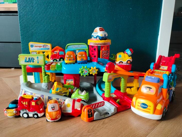 Vtech garage met 11 auto's + grote auto, Kinderen en Baby's, Speelgoed | Vtech, Gebruikt, Ophalen of Verzenden