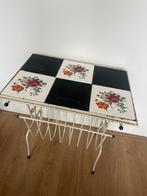 Vintage tijdschriftenhouder tafeltje met tegels, Huis en Inrichting, Minder dan 45 cm, Minder dan 55 cm, Gebruikt, Metaal of Aluminium