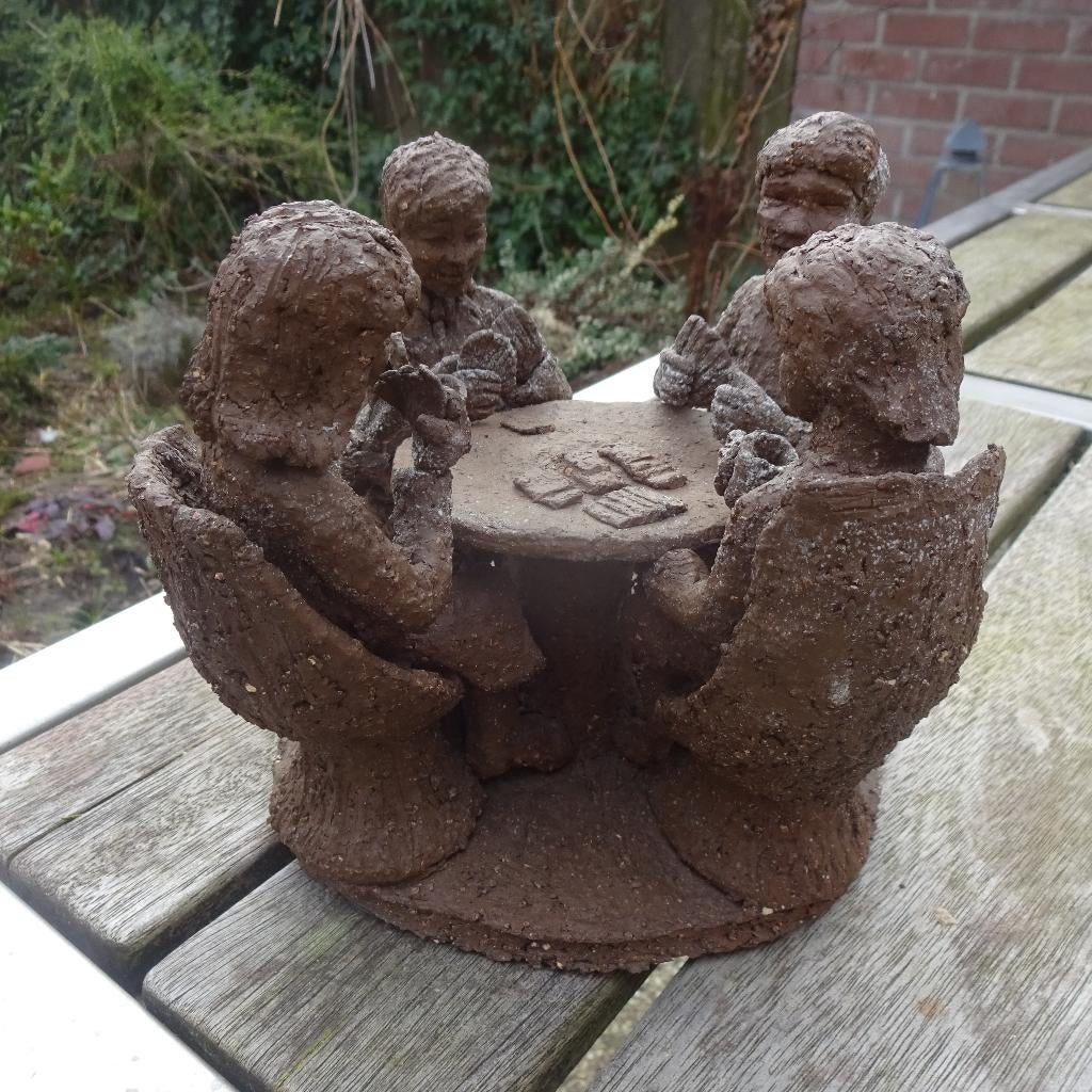 Prachtige sculptuur in klei van kaartende mensen, Ophalen of Verzenden