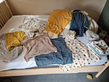 Setje linnegoes baby (hoeslakens, hydrofiele doeken, etc.) beschikbaar voor biedingen