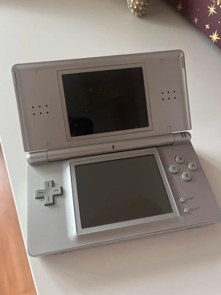 Nintendo DS Lite Zilver + Games & Accessoires, Spelcomputers en Games, Spelcomputers | Nintendo DS, Zo goed als nieuw, DS Lite