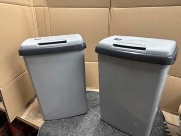 2 Grijze Vuilnisbakken beschikbaar voor biedingen